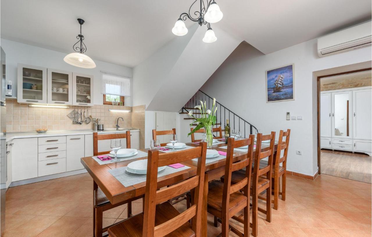 Cozy Home In Pamici With Kitchen Luaran gambar